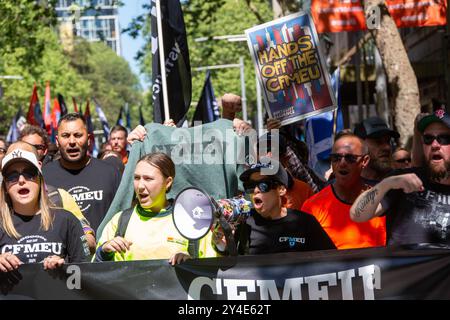 Sydney, Australie. 18 septembre 2024. Des milliers de personnes quittent leur emploi aujourd'hui pour le rallye CFMEU. Les manifestants du CFMEU défilent du parc Belmore au Parlement de Nouvelle-Galles du Sud sur Macquarie Street, Sydney. Crédit : Richard Milnes/Alamy Live News Banque D'Images
