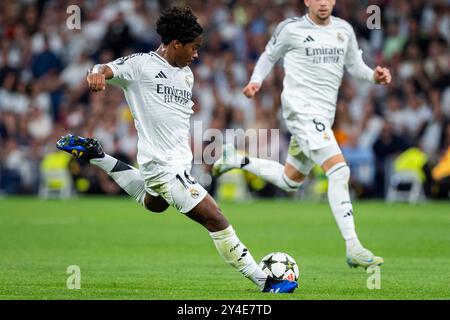 Madrid, Espagne. 17 septembre 2024. ENDRICK FELIPE MOREIRA DE SOUSA du Real Madrid CF (au centre) frappe le ballon pour marquer son but lors du match de la phase MD1 de l'UEFA Champions League 2024/25 contre le VfB Stuttgart à l'Estadio Santiago Bernabeu. (Crédit image : © Alberto Gardin/ZUMA Press Wire) USAGE ÉDITORIAL SEULEMENT! Non destiné à UN USAGE commercial ! Banque D'Images