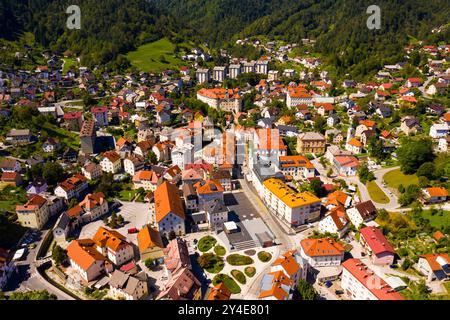 Vue aérienne générale d'Idrija, Slovénie Banque D'Images