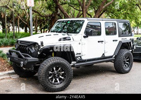 Miami Beach, Floride États-Unis - 10 juin 2024 : 2018 Jeep Wrangler Unlimited Sahara 4x4 awd Whiteat Ocean Drive miami Beach. Jeep est une marque populaire de suv Banque D'Images