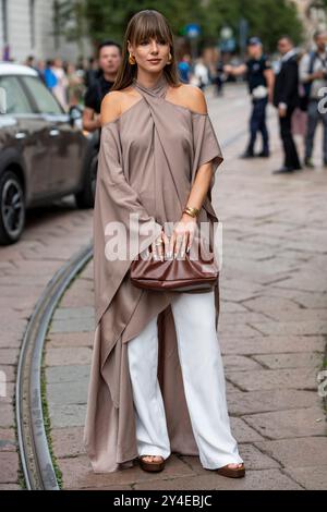 Milan, Italie. 17 septembre 2024. Un mannequin est vu à l'extérieur du défilé de mode Alberta Ferretti pendant la semaine de la mode de Milan - vêtements pour femmes printemps/été 2025. Crédit : SOPA images Limited/Alamy Live News Banque D'Images