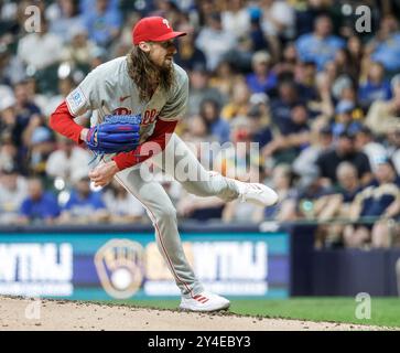 Milwaukee, États-Unis. 17 septembre 2024. Matt Strahm, lanceur des Phillies de Philadelphie, lance en relief la huitième manche du match de la MLB entre les Phillies de Philadelphie et les Brewers de Milwaukee à l’American Family Field à Milwaukee, WISCONSIN, LE mardi 17 septembre 2024. Photo de Tannen Maury/UPI. Crédit : UPI/Alamy Live News Banque D'Images