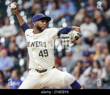 Milwaukee, États-Unis. 17 septembre 2024. Enoli Paredes, lanceur des Milwaukee Brewers, lance en relief la neuvième manche du match de la MLB entre les Phillies de Philadelphie et les Brewers de Milwaukee à l’American Family Field à Milwaukee, WISCONSIN, le mardi 17 septembre 2024. Photo de Tannen Maury/UPI. Crédit : UPI/Alamy Live News Banque D'Images