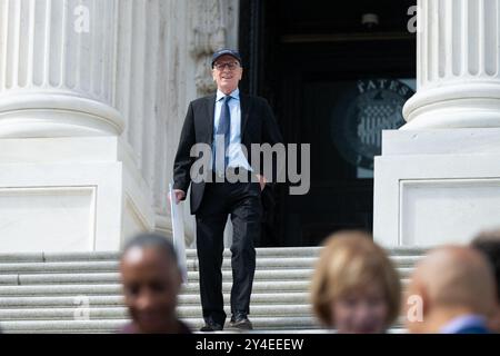 Washington, États-Unis. 17 septembre 2024. Le sénateur américain Peter Welch (démocrate du Vermont) descend les marches du Sénat du Capitole pour une conférence de presse sur la protection de la FIV à Washington, DC, États-Unis le mardi 17 septembre 2024. Photo Annabelle Gordon/CNP/ABACAPRESS. COM Credit : Abaca Press/Alamy Live News Banque D'Images