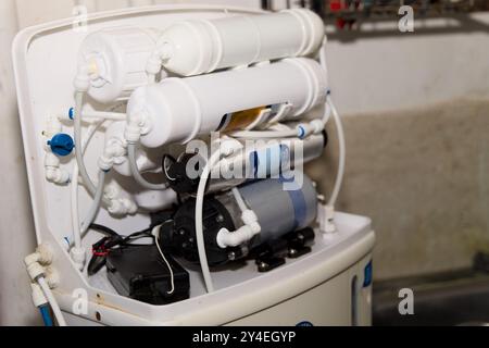 Vue intérieure d'un purificateur d'eau domestique, révélant des filtres et une technologie complexes. Banque D'Images
