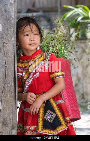 Jeune fille hmong au village culturel de Lung Cam à Lung Cam, province de Ha Giang, Nord du Vietnam Banque D'Images