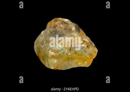 Pierre gemme naturelle brute Topaz sur fond sombre Banque D'Images