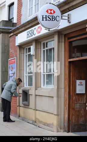 Photo du dossier datée du 18/04/08 d'un homme utilisant un guichet HSBC dans une succursale de Hale, Altrincham. Publier des enregistrements vocaux en ligne pourrait potentiellement mener à des tentatives d'escroquerie contre des membres de la famille et des amis, avertit Starlin Bank. Date d'émission : mercredi 18 septembre 2024. Banque D'Images