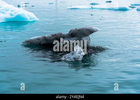 La lagune glaciaire de Jokulsarlon pleine d'icbergs est située dans le sud-est de l'Islande le Jokulsarlon est situé au sud de Vatnajökull, la plus grande gl Banque D'Images