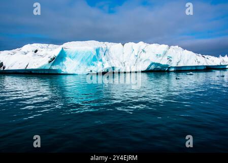 La lagune glaciaire de Jokulsarlon pleine d'icbergs est située dans le sud-est de l'Islande le Jokulsarlon est situé au sud de Vatnajökull, la plus grande gl Banque D'Images