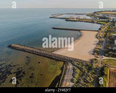 Vue aérienne des habitations côtières, des jardins maraîchers et des terres cultivées au bord de la baie de Port Phillip à Werribee South, Victoria, Australie Banque D'Images