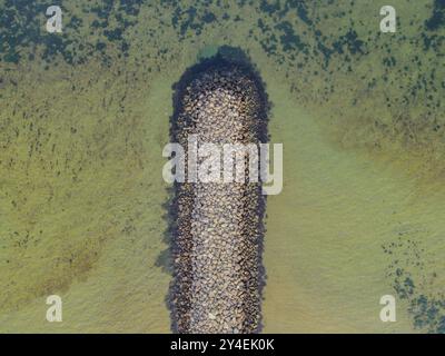 Vue aérienne des habitations côtières, des jardins maraîchers et des terres cultivées au bord de la baie de Port Phillip à Werribee South, Victoria, Australie Banque D'Images