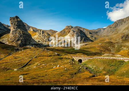 Belles montagnes automnales sous ciel bleu à la frontière italo-suisse. Banque D'Images