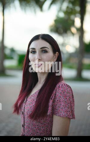 La photo du dossier datée du 16 septembre 2023 montre Laura Loomer photographiée aux villages, Floride, États-Unis. La présence de Laura Loomer, théoricienne du complot de droite dure, aux côtés de Donald Trump sur la piste de campagne ces derniers jours a soulevé des questions, y compris de la part de certains Républicains, sur l’influence que l’ancien candidat controversé au Congrès pourrait avoir sur lui. Mme Loomer est bien connue pour sa rhétorique anti-musulmane et pour la diffusion de théories du complot, notamment pour le fait que les attentats de 9/11 étaient un « travail interne » effectué par le gouvernement américain. Elle a rejoint Trump lors d’un événement commémorant l’attaque mercredi Banque D'Images