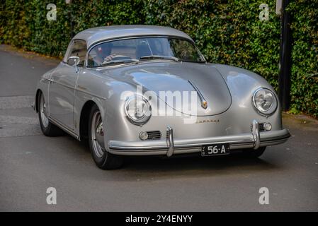 Porsche 356 Speedster des années 1950 argenté avec un style ouvert élégant, des détails chromés et le caractère classique d'une voiture de sport allemande à Victoria, en Australie Banque D'Images