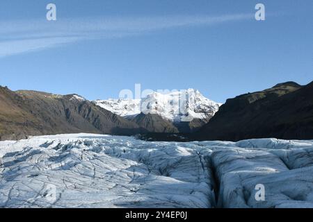 Immergé dans la beauté glacée d'un glacier, où le temps s'arrête et la nature prend le devant de la scène. Banque D'Images