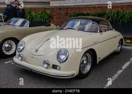 Porsche 356 Speedster des années 1950 couleur crème avec toit rigide noir, détails chromés et style intemporel de voiture de sport allemande à Victoria, en Australie. Banque D'Images