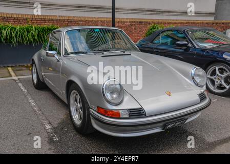 Coupé Porsche 911 argenté de 1969–1973 avec style à long capot, finition chromée et caractère classique refroidi par air à Victoria, en Australie. Banque D'Images