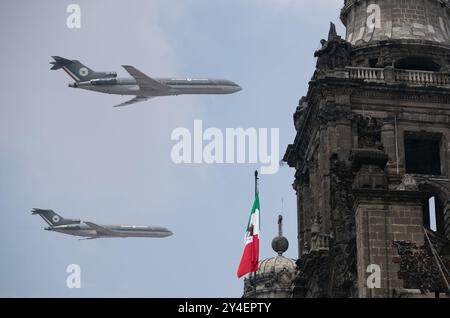 Pékin, Mexique. 16 septembre 2024. Deux avions volent en formation lors d'un défilé militaire du jour de l'indépendance à Mexico, au Mexique, le 16 septembre 2024. Crédit : Li Mengxin/Xinhua/Alamy Live News Banque D'Images