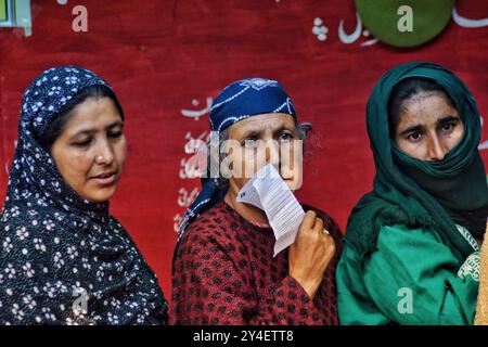 Anantnag, Inde. 18 septembre 2024. Les électeurs faisant la queue pour voter au bureau de vote lors des élections législatives, le 18 septembre 2024 à Kokarnag, Cachemire, Inde. Au Jammu-et-Cachemire, le vote a lieu pour 16 sièges à l'Assemblée à Anantnag, Pulwama shopian et kulgam. « Jusqu'à 11,11 pour cent des votes ont été enregistrés jusqu'à midi dans les segments de 9h30 des districts du sud de la région du Cachemire. (Photo de Mubashir Hassan/Pacific Press) crédit : Pacific Press Media production Corp./Alamy Live News Banque D'Images