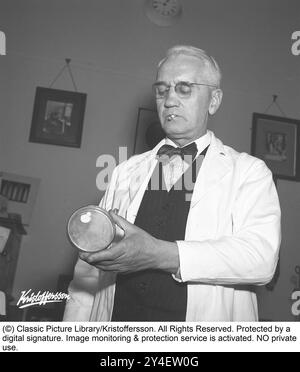 Sir Alexander Fleming 1945. 6 août 1881 - 11 mars 1955, médecin et microbiologiste écossais, mieux connu pour avoir découvert la première substance antibiotique largement efficace au monde, qu'il a nommée pénicilline. Sa découverte en 1928 de ce qui a été plus tard appelé benzylpénicilline (ou pénicilline G) à partir de la moisissure Penicillium rubens a été décrite comme la « plus grande victoire jamais atteinte sur la maladie ». Pour cette découverte, il partage le prix Nobel de physiologie ou médecine en 1945 avec Howard Florey et Ernst Boris Chain. Photographié à l'automne 1945 dans son laboratoire à l'hôpital St Mary i. Banque D'Images