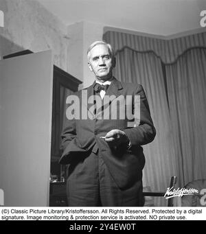 Sir Alexander Fleming 1945. 6 août 1881 - 11 mars 1955, médecin et microbiologiste écossais, mieux connu pour avoir découvert la première substance antibiotique largement efficace au monde, qu'il a nommée pénicilline. Sa découverte en 1928 de ce qui a été plus tard appelé benzylpénicilline (ou pénicilline G) à partir de la moisissure Penicillium rubens a été décrite comme la « plus grande victoire jamais atteinte sur la maladie ». Pour cette découverte, il partage le prix Nobel de physiologie ou médecine en 1945 avec Howard Florey et Ernst Boris Chain. Photographié à l'automne 1945 dans sa maison. KG Kristoffersson réf. S10-4. Banque D'Images