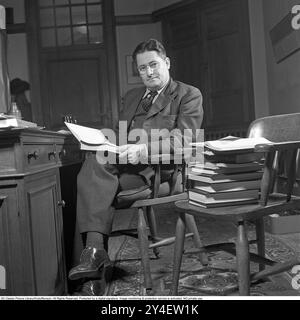 Howard Florey. 1898-1968. Pharmacologue australien qui a partagé le prix Nobel de physiologie ou médecine 1945 avec Alexander Fleming et Ernst Chain. Bien que Fleming ait reçu la majeure partie du crédit pour la découverte de la pénicilline, c'est Florey et son équipe de l'Université d'Oxford qui en ont fait un médicament utile et efficace, dix ans après que Fleming eut abandonné son développement. Photo à l'hôpital St Marys. KG Kristoffersson ref S85-3. (Scanné à partir de son original négatif disponible en grand format sur demande.) Kristoffersson était l'un des plus jeunes photographes de guerre lorsque la Finlande pendant le Banque D'Images