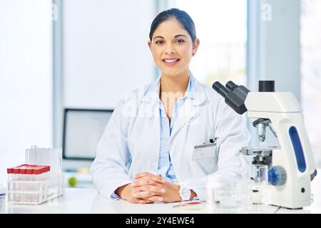 Portrait de femme, scientifique et microscope pour expérience en laboratoire, analyse et recherche médicale. Personne féminine, docteur en biologie et équipement pour Banque D'Images