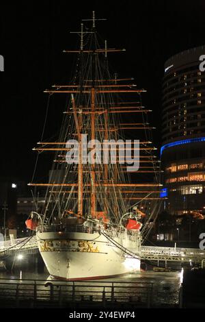 Navire à voile historique Nippon Maru amarré la nuit dans le port de Yokohama, au Japon Banque D'Images