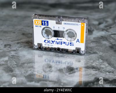 Microcassette audio pour enregistreurs vocaux Olympus XB15 MC-15 microcassette posée sur une surface en marbre poli Banque D'Images