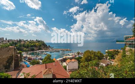 Vue sur la vieille ville d'Antalya Marina et bateaux d'excursion à Kaleici Banque D'Images