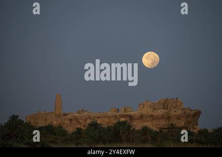 Oasis de Siwa, Égypte. 18 septembre 2024. Une super lune pleine connue ce mois-ci sous le nom de Moisson Lune est vue se coucher sur l'oracle de Zeus - Ammon. Crédit : Dimitris Aspiotis/Alamy Live News Banque D'Images