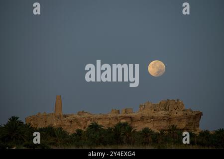 Oasis de Siwa, Égypte. 18 septembre 2024. Une super lune pleine connue ce mois-ci sous le nom de Moisson Lune est vue se coucher sur l'oracle de Zeus - Ammon. Crédit : Dimitris Aspiotis/Alamy Live News Banque D'Images