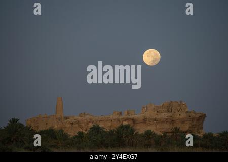 Oasis de Siwa, Égypte. 18 septembre 2024. Une super lune pleine connue ce mois-ci sous le nom de Moisson Lune est vue se coucher sur l'oracle de Zeus - Ammon. Crédit : Dimitris Aspiotis/Alamy Live News Banque D'Images