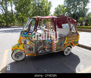 PALERME, ITALIE, 15 JUIN 2023 - Un véhicule de taxi tuktuk coloré à Palerme, Sicile, Italie Banque D'Images