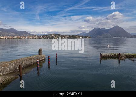 Vue du lac majeur depuis Isola Madre avec le village de Pallanza sur le fond dans la province de Verbano-Cusio-Ossola, Piémont, Italie Banque D'Images