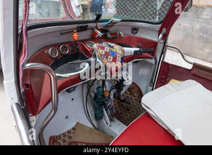 PALERME, ITALIE, 15 JUIN 2023 - la position de conduite d'un véhicule de taxi tuktuk à Palerme, Sicile, Italie Banque D'Images