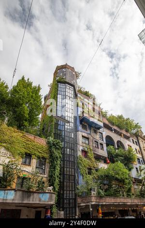 Hundertwasser Village avec un jardin sur le toit à Vienne, Autriche Banque D'Images