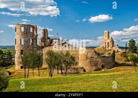 Ruines du château de Plavecky sur le village de Plavecké Podhradie dans la région de Bratislava, Slovaquie Banque D'Images