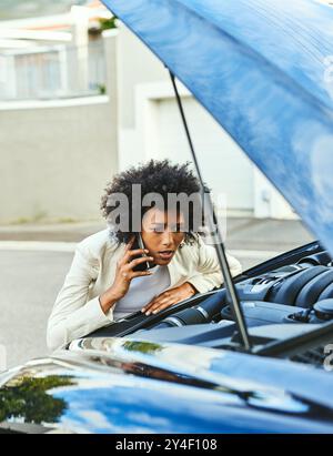 Panne, frustré et femme à la voiture avec appel téléphonique, assistance routière ou crise automobile. Urgence, transport et conducteur avec problème de moteur Banque D'Images