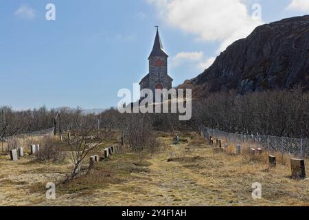 Kong Oscar II chapel (capel) par temps ensoleillé de printemps près de la frontière russe, Grense Jakobselv, Norvège. Banque D'Images