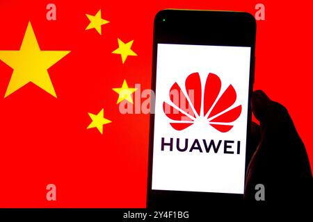 Inde. 17 septembre 2024. Dans cette illustration photo, un logo Huawei vu affiché sur un smartphone avec un drapeau de LA CHINE en arrière-plan. Crédit : SOPA images Limited/Alamy Live News Banque D'Images