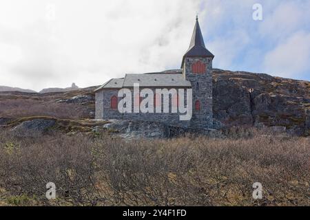 Kong Oscar II chapel (capel) par temps ensoleillé de printemps près de la frontière russe, Grense Jakobselv, Norvège. Banque D'Images