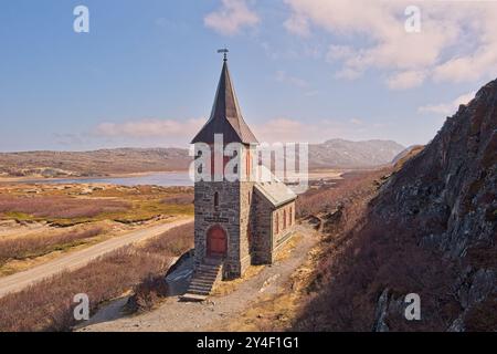 Kong Oscar II chapel (capel) par temps ensoleillé de printemps près de la frontière russe, Grense Jakobselv, Norvège. Banque D'Images