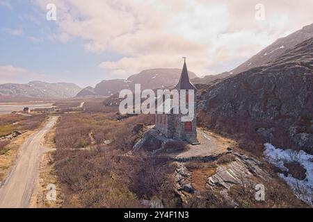 Kong Oscar II chapel (capel) par temps ensoleillé de printemps près de la frontière russe, Grense Jakobselv, Norvège. Banque D'Images