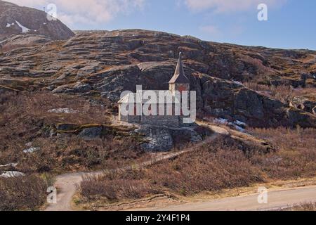 Kong Oscar II chapel (capel) par temps ensoleillé de printemps près de la frontière russe, Grense Jakobselv, Norvège. Banque D'Images