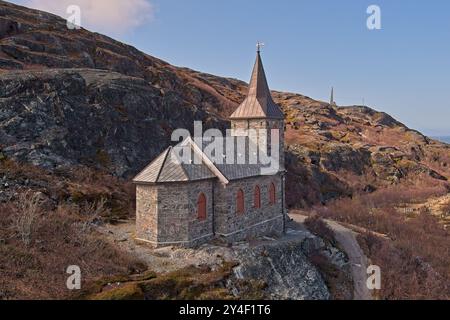 Kong Oscar II chapel (capel) par temps ensoleillé de printemps près de la frontière russe, Grense Jakobselv, Norvège. Banque D'Images