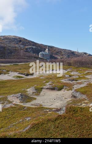 Kong Oscar II chapel (capel) par temps ensoleillé de printemps près de la frontière russe, Grense Jakobselv, Norvège. Banque D'Images