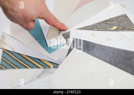 Une variété de tissus de couleurs différentes sont répartis soigneusement sur une table, mettant en valeur leurs textures et motifs uniques dans un affichage vibrant Banque D'Images