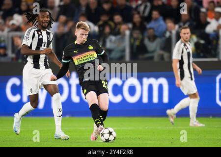 Turin, Italie. 17 septembre 2024. Jerdy Schouten du PSV Eindhoven est confronté à Khephren Thuram du Juventus FC lors du match de football de l'UEFA Champions League entre la Juventus FC et le PSV Eindhoven. Nicolò Campo/Alamy Live News Banque D'Images